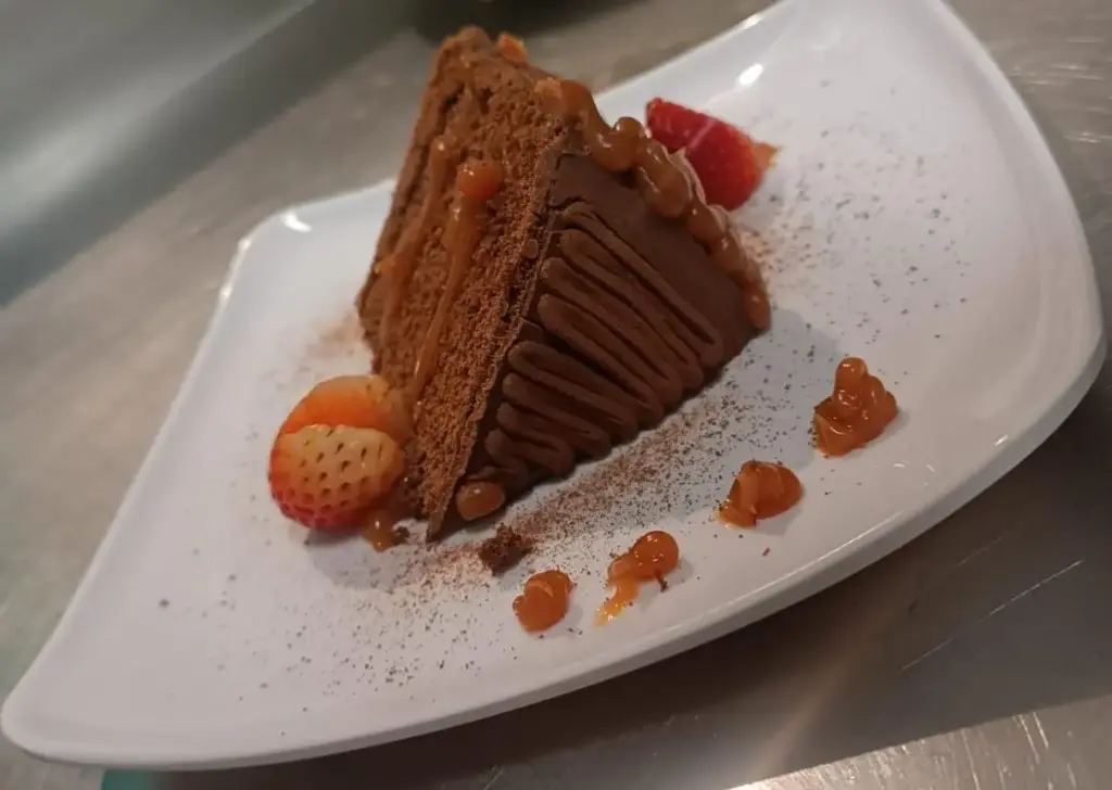 Torta chocolate con arequipe porción