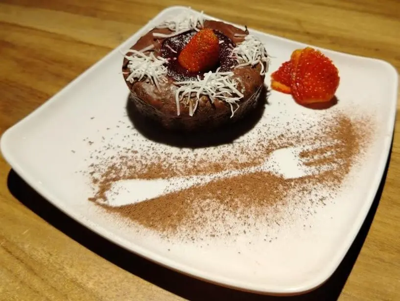 Torta vegana chocolate con frutos rojos porción
