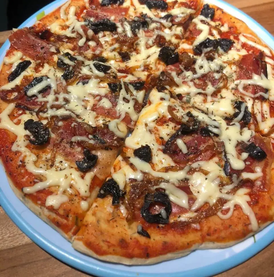 Pizza artesanal de ciruela con tocineta