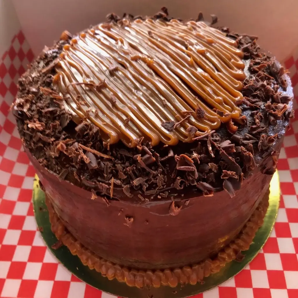 Torta chocolate con arequipe 8-10 porciones