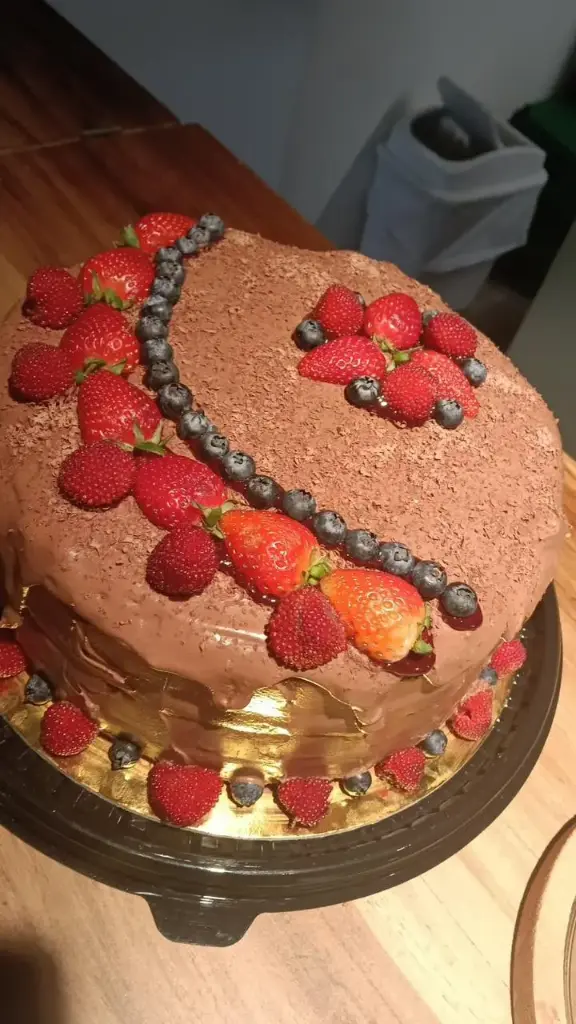 Torta chocolate con frutos rojos sin gluten 20 porciones